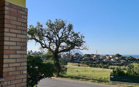 Il Colle Sul Mare Holiday Home: Lucht, Fabriek, Gebouw, Weg Oppervlak, Boom, Vegetation, Land Lot, Gras, Buurt, Woongebied