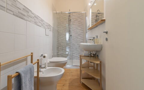 Il Colle Sul Mare Holiday Home: Kraan, Loodgieterswerkinrichting, Wastafel, Eigendom, Wastafel In De Badkamer, Badkamer, Interieur Ontwerp, Verdieping