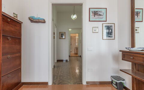 Il Colle Sul Mare Holiday Home: Cabinetry, Meubilair, Eigendom, Fotolijst, Gebouw, Lade, Hout, Tafel, Deur, Flooring