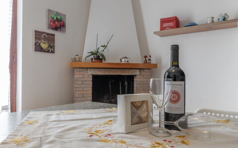 Il Colle Sul Mare Holiday Home: Fles, Tafel, Fotolijst, Drinkware, Hout, Barware, Cabinetry, Gebouw, Alcoholische Drank, Glazen Fles