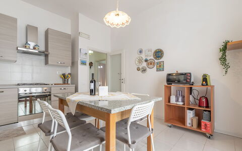 Il Colle Sul Mare Holiday Home: Tafel, Meubilair, Eigendom, Plank, Hout, Interieur Ontwerp, Cabinetry, Stoel, Stellingen, Verdieping