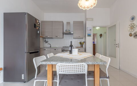 Il Colle Sul Mare Holiday Home: Tafel, Meubilair, Cabinetry, Stoel, Hout, Interieur Ontwerp, Gebouw, Flooring, Verdieping