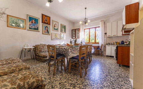 Casa Vacanza Mais - Camaiore, Toscana: Fotolijst, Tafel, Meubilair, Eigendom, Stoel, Hout, Verlichting, Interieur Ontwerp, Flooring, Verdieping