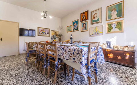 Casa Vacanza Mais - Camaiore, Toscana: Fotolijst, Tafel, Gebouw, Azure, Hout, Interieur Ontwerp, Verdieping, Flooring, Decoratie, Stoel