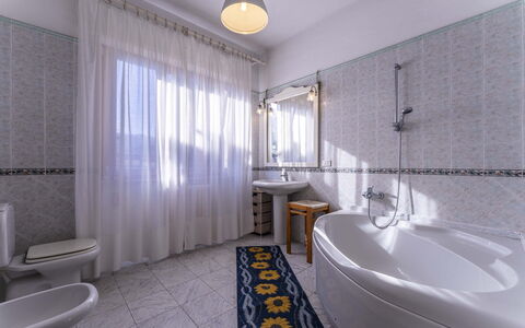 Casa Vacanza Mais - Camaiore, Toscana: Gebouw, Eigendom, Loodgieterswerkinrichting, Bad, Badkamer, Venster, Interieur Ontwerp, Gordijn, Hout