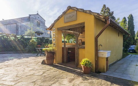 Casale Il Farro - Camaiore, Toscana: Fabriek, Lucht, Gebouw, Eigendom, Wolk, Bloempot, Boom, Deur, Venster, Schaduw