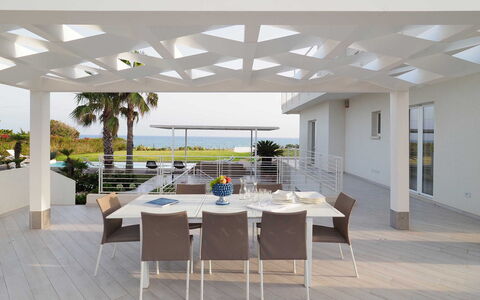Casa Mareblu - Marina Di Modica, Sicilia: Tafel, Eigendom, Meubilair, Fabriek, Stoel, Schaduw, Interieur Ontwerp, Architectuur, Condominium, Verdieping