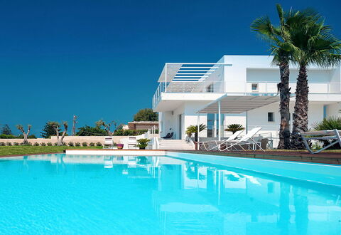 Casa Mareblu - Marina Di Modica, Sicilia: Water, Lucht, Eigendom, Gebouw, Zwembad, Fabriek, Azure, Badplaats, Boom, Buitenmeubels