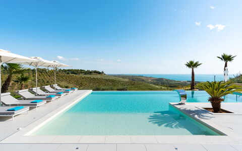 Villa Agrigenta - Ribera, Sicilia: Water, Lucht, Fabriek, Eigendom, Zwembad, Azure, Wolk, Buitenmeubels, Boom, Badplaats