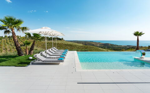 Villa Agrigenta - Ribera, Sicilia: Lucht, Water, Fabriek, Azure, Badplaats, Wolk, Boom, Buitenmeubels, Zwembad, Schaduw