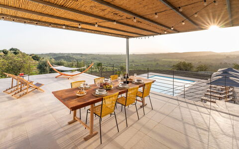 Casa Bianca - Noto, Sicilia: Tafel, Meubilair, Eigendom, Lucht, Fabriek, Hout, Schaduw, Interieur Ontwerp, Buitenmeubels, Buitentafel