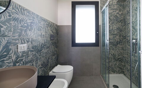 Casa Bianca - Noto, Sicilia: Eigendom, Loodgieterswerkinrichting, Badkamer, Zwart, Interieur Ontwerp, Architectuur, Verdieping, Spiegel, Lijn