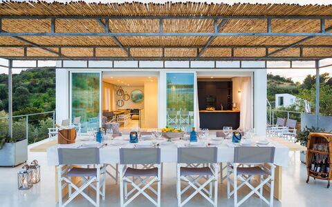 Casabella - Avola, Sicilia: Tafel, Meubilair, Eigendom, Fabriek, Stoel, Decoratie, Interieur Ontwerp, Schaduw, Gebouw, Architectuur