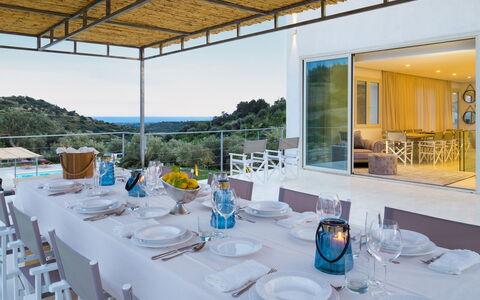 Casabella - Avola, Sicilia: Tafel, Tableware, Meubilair, Eigendom, Stoel, Glaswerk, Azure, Tafelkleed, Dishware, Drinkware