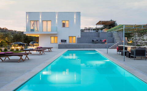 Casabella - Avola, Sicilia: Water, Lucht, Eigendom, Zwembad, Gebouw, Wolk, Venster, Azure, Buitenmeubels, Schaduw