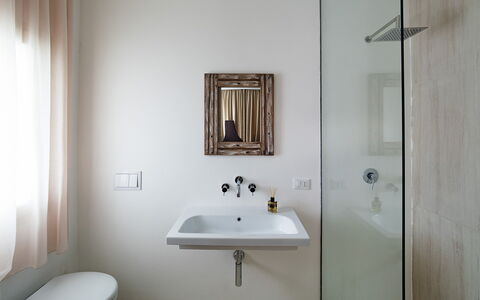 Casabella - Avola, Sicilia: Spiegel, Kraan, Wastafel, Wastafel In De Badkamer, Loodgieterswerkinrichting, Badkamerkast, Badkamer, Gebouw, Hout