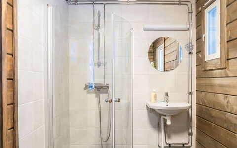 Kianta: Buitenmeubels, Struik, Huis, Buitentafel, Meubilair, Huis, Tuin, Gazon, Backyard, Landgoed