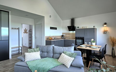 Les Yeux dans la Baie: Bankstel, Eigendom, Meubilair, Tafel, Woonkamer, Verlichting, Fotolijst, Interieur Ontwerp, Comfort