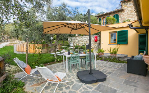 Villa Anna: Tafel, Meubilair, Bloem, Eigendom, Wolk, Lucht, Fabriek, Gebouw, Stoel, Schaduw