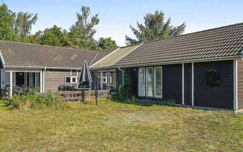 Fredrike - 500M from the Sea: Hout, Huis, Veranda, Dek, Hardwood, Dak, Beits, Houten Vloer, Eco Hotel