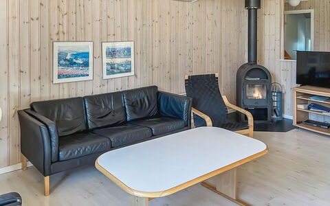 Fredrike - 500M from the Sea: Hout, Huis, Veranda, Dek, Hardwood, Dak, Beits, Houten Vloer, Eco Hotel