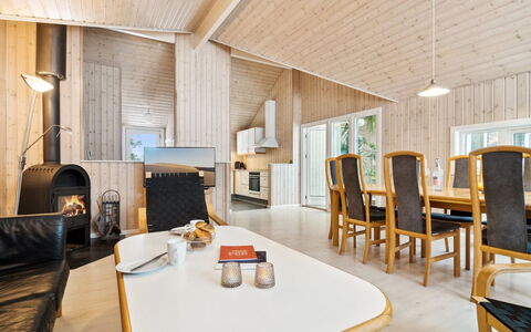 Fredrike - 500M from the Sea: Hout, Huis, Veranda, Dek, Hardwood, Dak, Beits, Houten Vloer, Eco Hotel