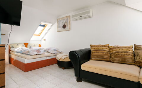 Sandra: Eigendom, Meubilair, Comfort, Fotolijst, Bankstel, Gebouw, Interieur Ontwerp, Hout, Verdieping, Flooring
