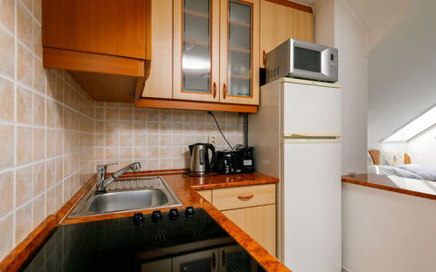 Sandra: Gootsteen, Cabinetry, Eigendom, Countertop, Wastafel, Kraan, Fornuis, Toestel Van De Keuken, Hout, Keuken