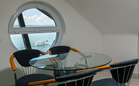 Sandra: Tafel, Meubilair, Stoel, Gebouw, Interieur Ontwerp, Venster, Schaduw, Verdieping, Hout