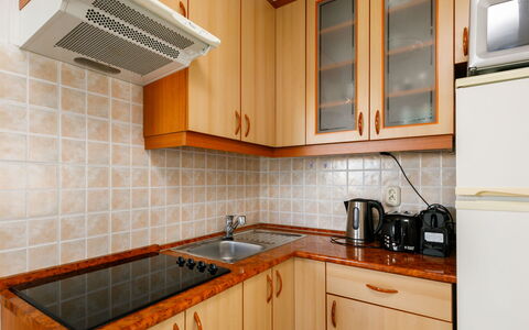 Sandra: Gootsteen, Cabinetry, Countertop, Eigendom, Wastafel, Gebouw, Kraan, Fornuis, Toestel Van De Keuken, Hout