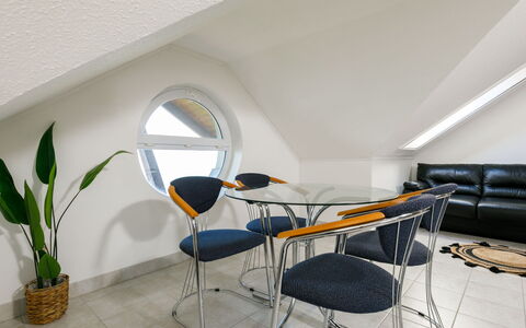 Sandra: Gebouw, Tafel, Fabriek, Meubilair, Kamerplant, Stoel, Interieur Ontwerp, Verdieping, Flooring, Hout