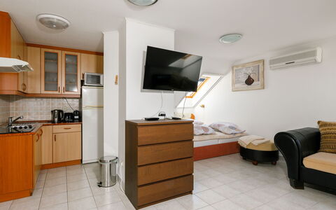 Sandra: Cabinetry, Meubilair, Tafel, Gebouw, Interieur Ontwerp, Lade, Hout, Comfort, Flooring, Countertop