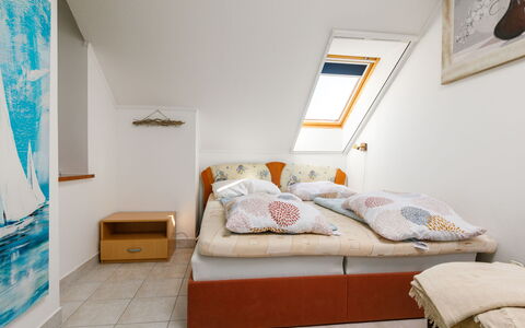 Sandra: Meubilair, Eigendom, Blauw, Comfort, Fotolijst, Hout, Textiel, Gebouw, Interieur Ontwerp, Flooring