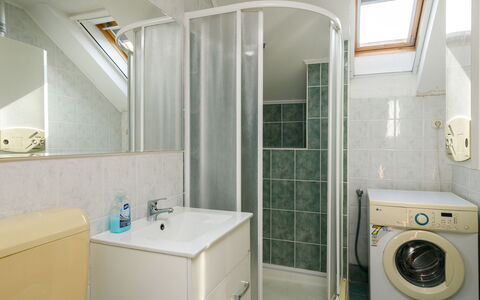 Sandra: Wasruimte, Spiegel, Eigendom, Loodgieterswerkinrichting, Wasdroger, Wasmachine, Badkamer, Verlichting, Gebouw