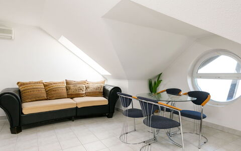Sandra: Meubilair, Bankstel, Comfort, Tafel, Gebouw, Fabriek, Woonkamer, Flooring, Verdieping, Hout