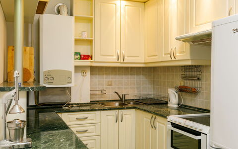 Pamela: Cabinetry, Countertop, Eigendom, Gebouw, Gootsteen, Fornuis, Keuken, Toestel Van De Keuken, Interieur Ontwerp, Flooring