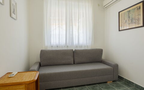 Pamela: Meubilair, Bankstel, Interieur Ontwerp, Flooring, Hout, Verdieping, Kamer, Woonkamer, Tafel