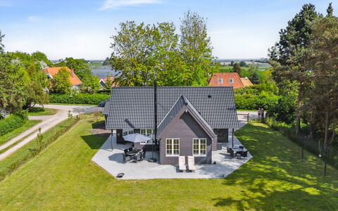 Emmalina - 1.3Km from the Sea: Huis, Huis, Deur, Dak, Verblijf, Landgoed, Tuin, Schaduw, Siding, Werf