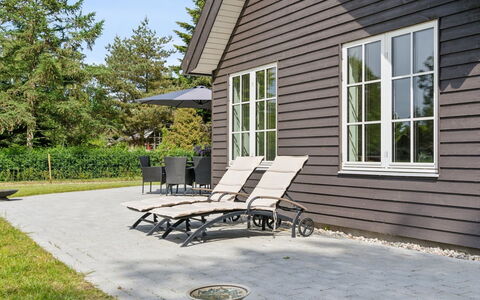 Emmalina - 1.3Km from the Sea: Huis, Huis, Deur, Dak, Verblijf, Landgoed, Tuin, Schaduw, Siding, Werf