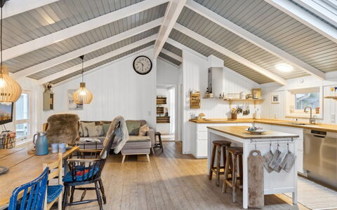 Pauliina - 500M from the Sea: Hout, Huis, Veranda, Dek, Hardwood, Dak, Beits, Houten Vloer, Eco Hotel
