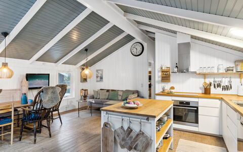 Pauliina - 500M from the Sea: Hout, Huis, Veranda, Dek, Hardwood, Dak, Beits, Houten Vloer, Eco Hotel