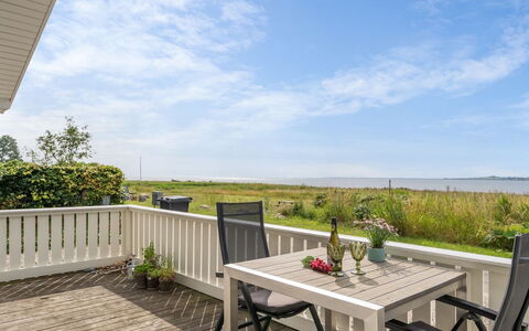 Liutulf - 40M from the Sea: Blauw, Struik, Verblijf, Groundcover, Tuin, Landgoed, Schaduw, Landscaping, Boerderij, Eco Hotel