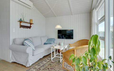 Liutulf - 40M from the Sea: Blauw, Struik, Verblijf, Groundcover, Tuin, Landgoed, Schaduw, Landscaping, Boerderij, Eco Hotel