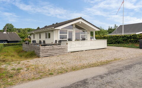Liutulf - 40M from the Sea: Blauw, Struik, Verblijf, Groundcover, Tuin, Landgoed, Schaduw, Landscaping, Boerderij, Eco Hotel