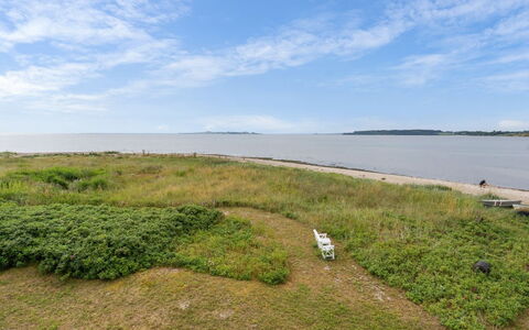 Liutulf - 40M from the Sea: Blauw, Struik, Verblijf, Groundcover, Tuin, Landgoed, Schaduw, Landscaping, Boerderij, Eco Hotel