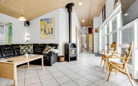 Gravers - 100M from the Sea: Dak, Huis, Land Lot, Huis, Verblijf, Landgoed, Garden Gebouwen, Schaduw, Blokhut, Landscaping