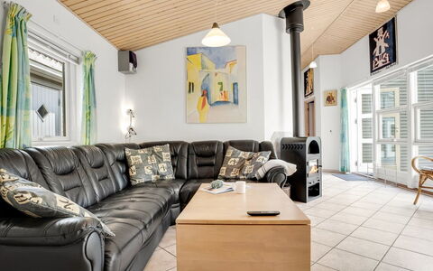 Gravers - 100M from the Sea: Dak, Huis, Land Lot, Huis, Verblijf, Landgoed, Garden Gebouwen, Schaduw, Blokhut, Landscaping
