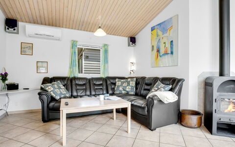 Gravers - 100M from the Sea: Dak, Huis, Land Lot, Huis, Verblijf, Landgoed, Garden Gebouwen, Schaduw, Blokhut, Landscaping