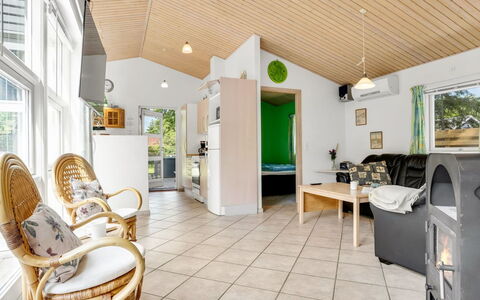 Gravers - 100M from the Sea: Dak, Huis, Land Lot, Huis, Verblijf, Landgoed, Garden Gebouwen, Schaduw, Blokhut, Landscaping