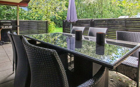 Aage: Gras, Hout, Landelijk Gebied, Struik, Verblijf, Dak, Plain, Land Lot, Huis, Groundcover